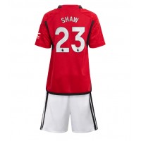 Camisa de Futebol Manchester United Luke Shaw #23 Equipamento Principal Infantil 2023-24 Manga Curta (+ Calças curtas)
